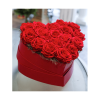 Κόκκινο κουτί σε σχήμα καρδιάς με κόκκινα τριαντάφυλλα