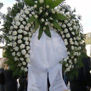 Στεφάνι Κηδείας με Κατασκευή από Λευκά Τριαντάφυλλα με Τροπικά Φυλλώματα και Γαρίφαλα - COND 39001